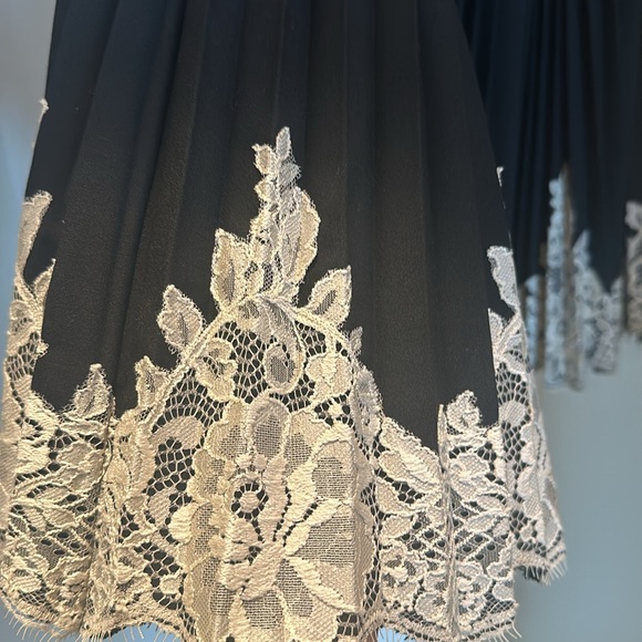 Robert Rodriguez black pleated skirt with with white lace bottom trim - Picture 4 of 4